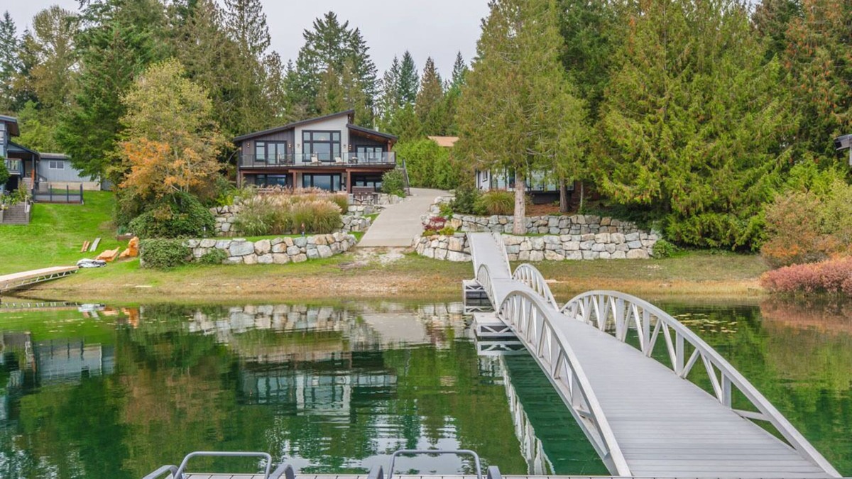 Sproat Lake House | Stirling Arm Lakehouse Luxury Retreat on Vancouver Island.