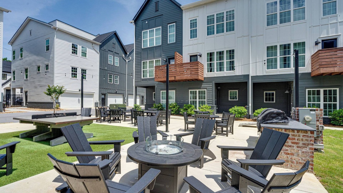 Downtown Chattanooga House | #StokeHotel: Boho Outdoorsy Vibes, Paddleboards, Kayak, Dog Park