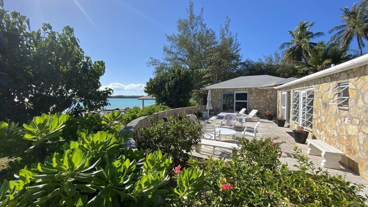 Governor's Harbour House | STONE BEACH COTTAGE TikiHut Kayaks Paddleboards WiFi Terrace Beachfront Gardens
