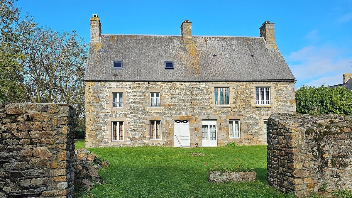 Roz-sur-Couesnon House | Stone family home (sleeps 11)