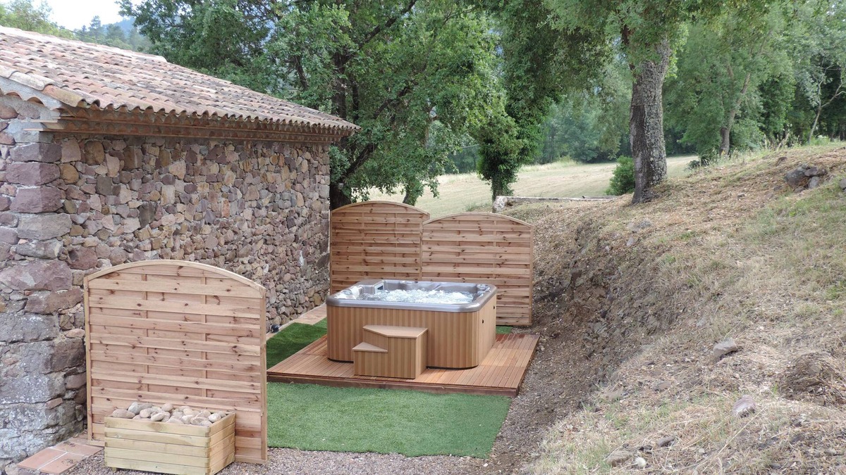 Les Adrets-de-l'Esterel House | Stone house with jacuzzi, between Cannes and Fréjus, independent mini loft, air conditioning