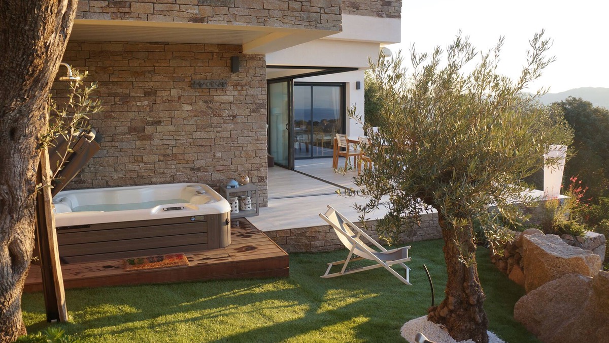 Pianotolli-Caldarello House | Stone house with panoramic views over the bay of Figari, outdoor spa