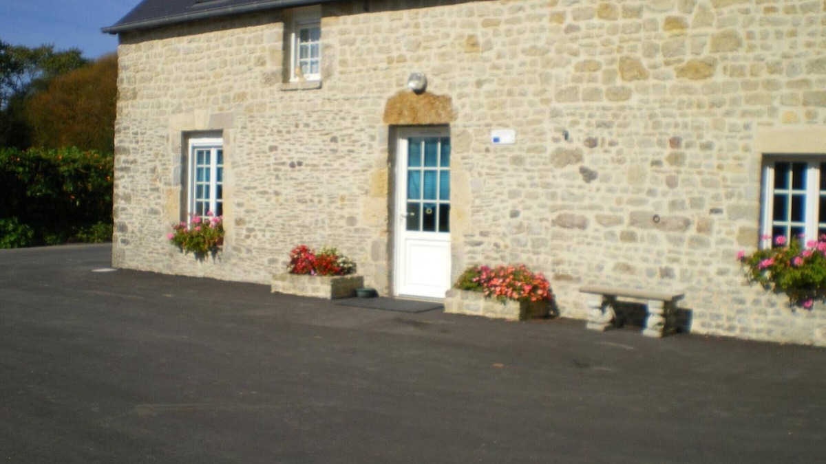 Sainte-Marie-du-Mont Cottage | Stone house 1 km from Utah Beach, Wifi, pets allowed