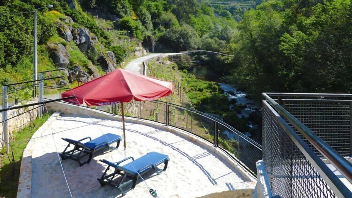 Macieira de Cambra House | Stone House by Caima River with Pool