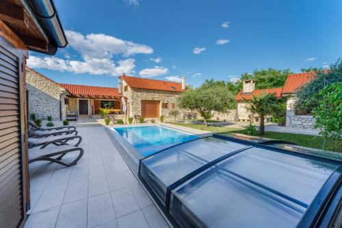 Lovinac Apartment | Stone House