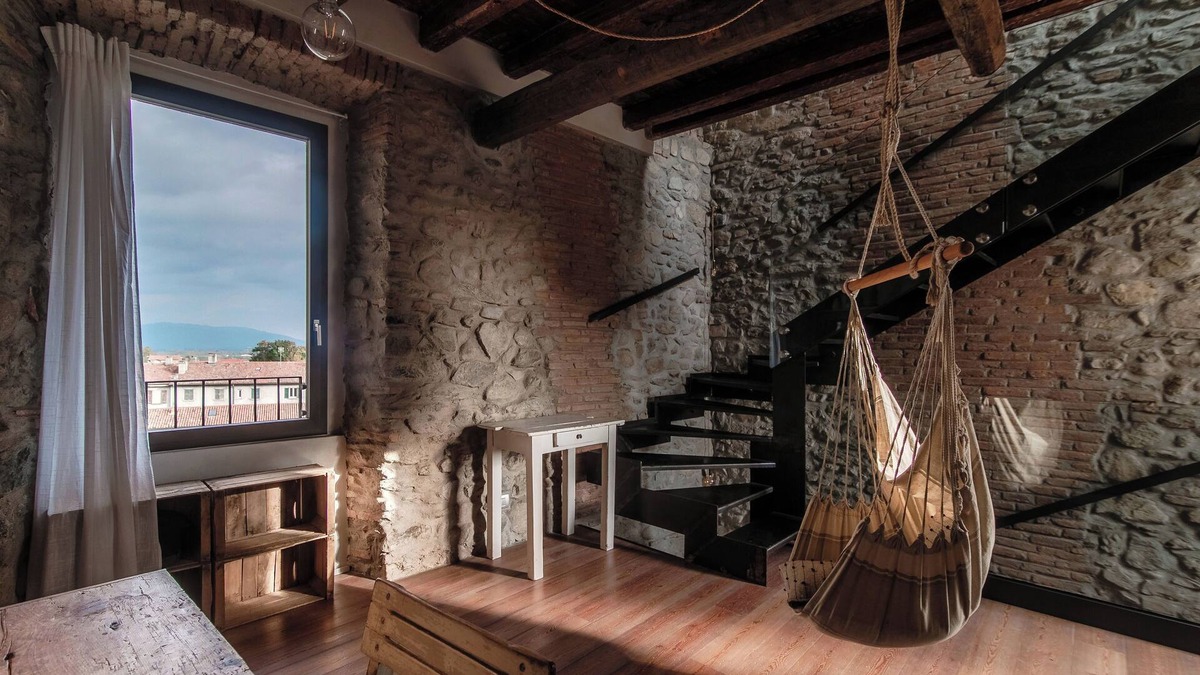 Alzate Brianza Apartment | Stone House