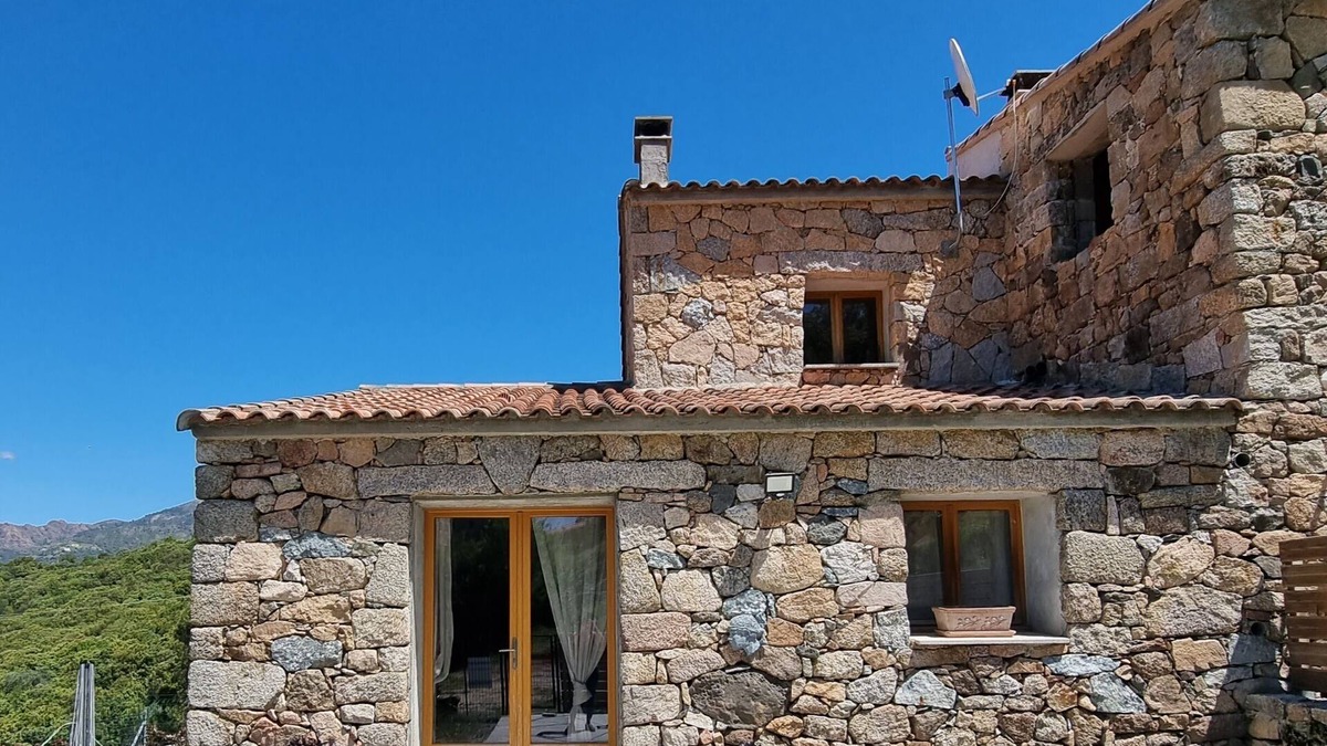 Arbellara House | Stone house located between sea and mountains