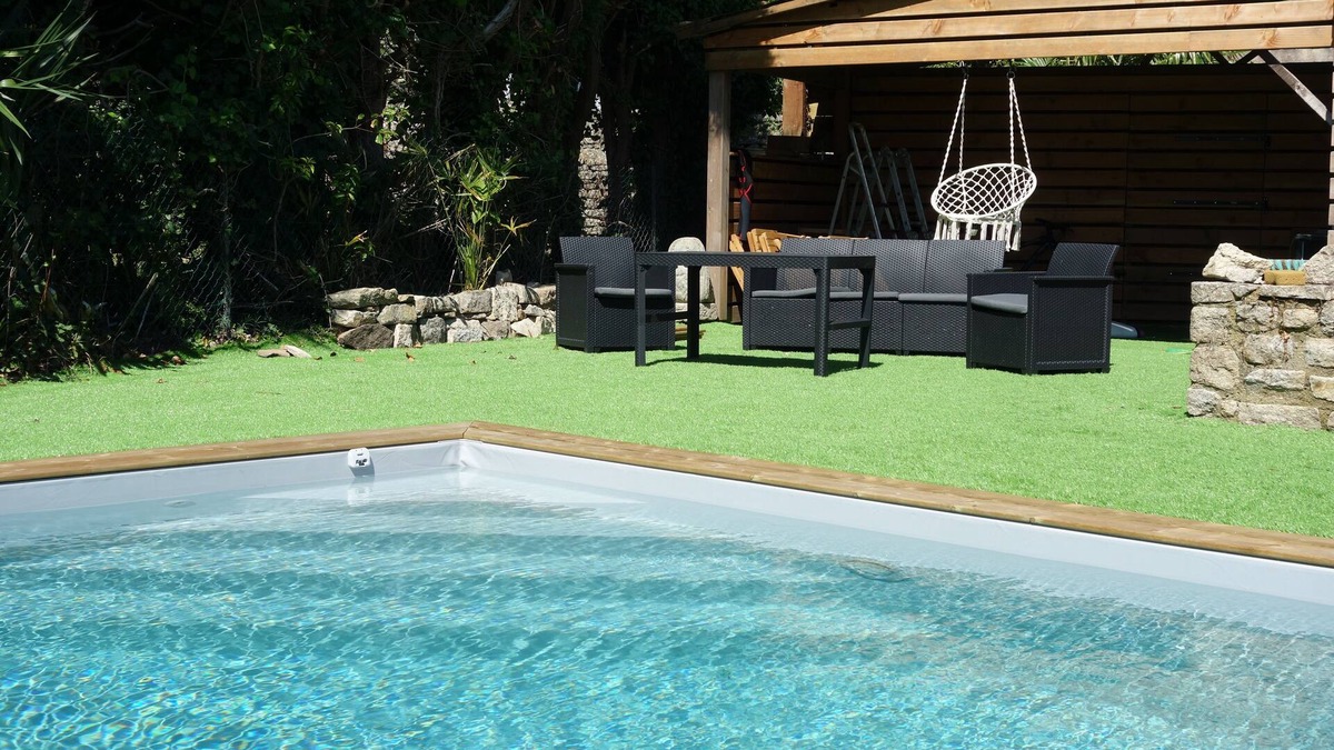 Pont-l'Abbe House | Stone house river view with swimming pool