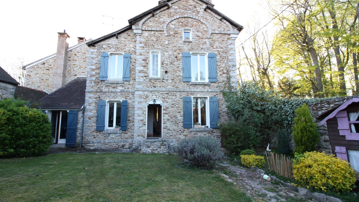 Chailly-en-Biere House | Stone house with lots of charm ideal for family.