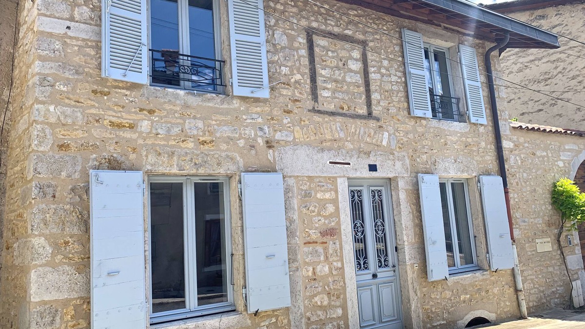 Poncin House | Stone house with jacuzzi 500m from the Ain 3bed 8p