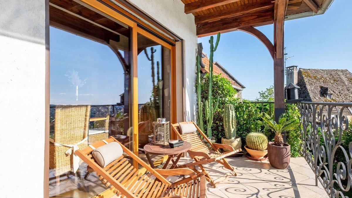 Altillac House | Stone house with pool and garden