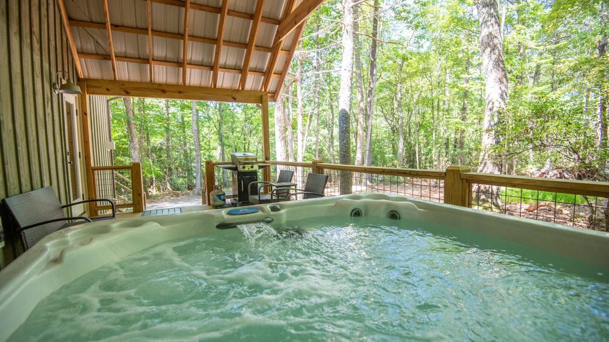 Fleetwood Cottage | Stone's Throw Bungalow Too - Hot Tub - Fireplace - New River & Lake Access