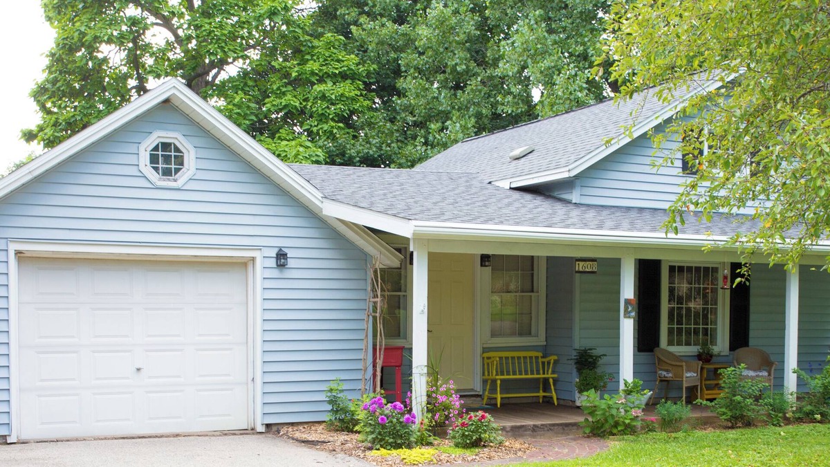La Crosse Cottage | Stone's Throw Cottage - Centrally located 2-bedroom with newly remodeled kitchen