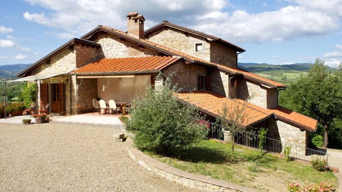 Borgo alla Collina Villa | Stone villa situated in a panoramic position between Arezzo and Firenze, in the Casentino Valley. Th