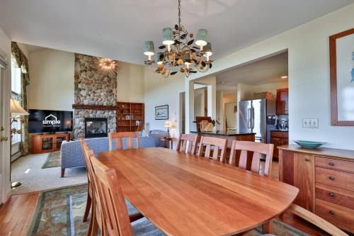 Central Vermont- Killington House | Stonefire Chalet at Topridge - 4BR Luxury Ski-In Ski-Out Retreat, Sleeps 8, Hot Tub