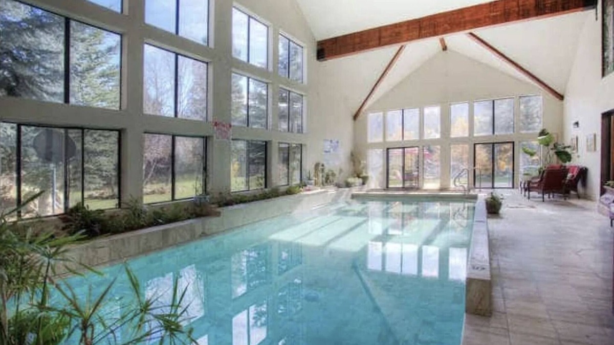 Midway House | STONEHILL LODGE, SWIM, HIKE, SKI, LUXURY