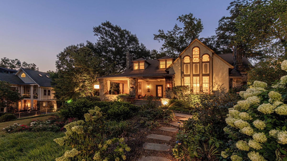 Midtown Hotel | Stonehurst Place Bed & Breakfast