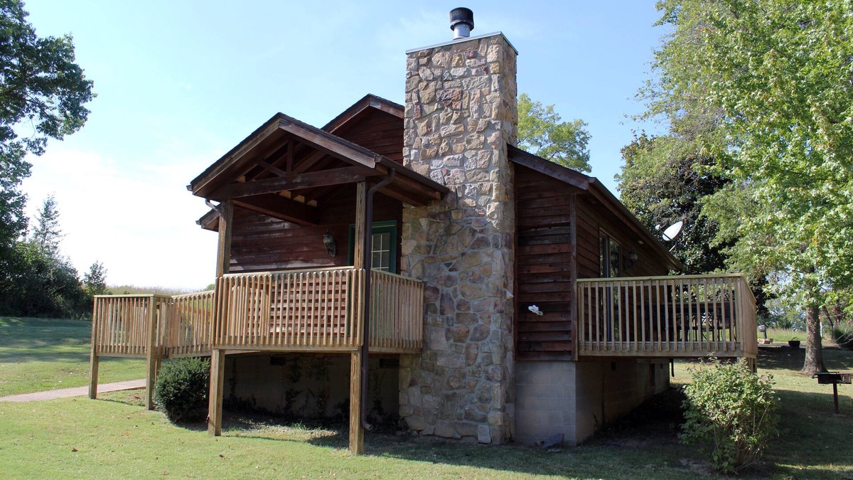 Makanda Cabin | Stones Throw from Giant City Park, Wineries, Hiking, Biking, Hunting and more.