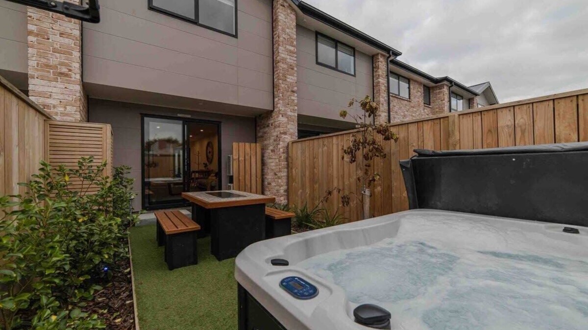 Addington House | Stones Throw From the Stadium & Hot Tub