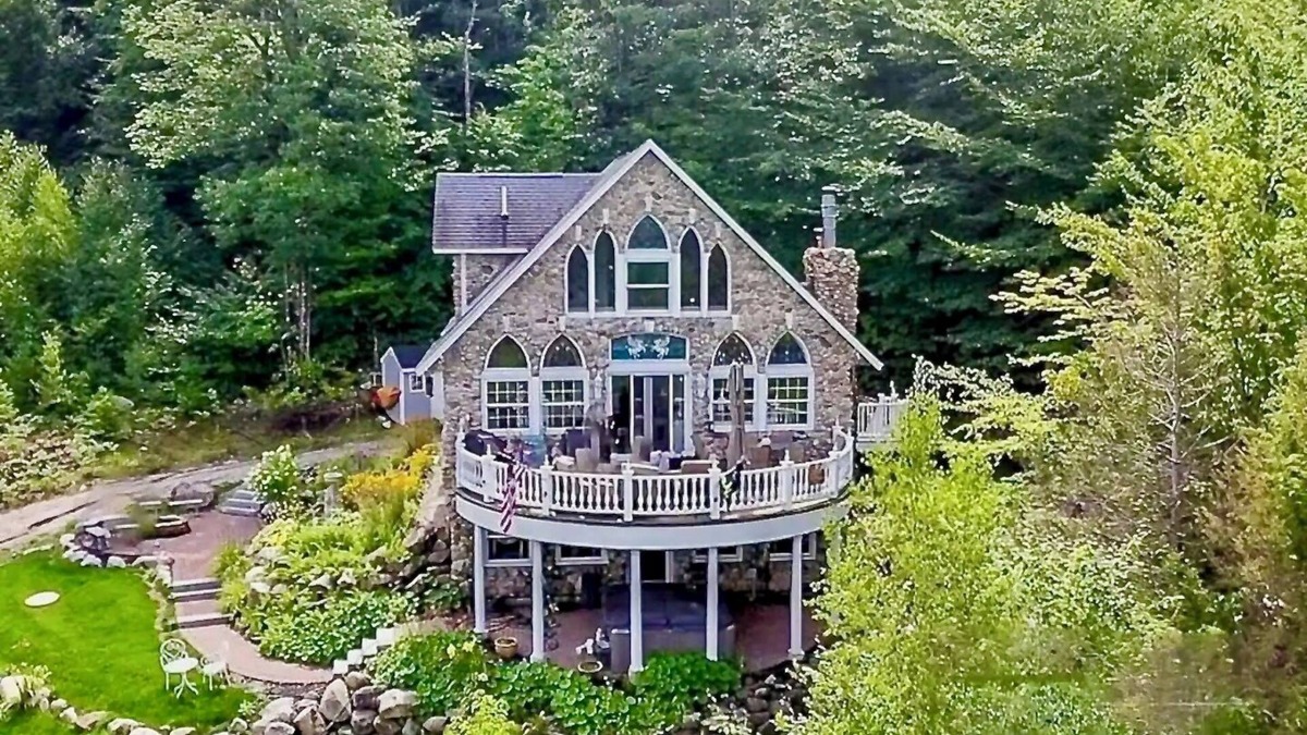 Conway Ski Chalet | Stonewood Chalet with Breathtaking Views, Victorian decor & Hot Tub.