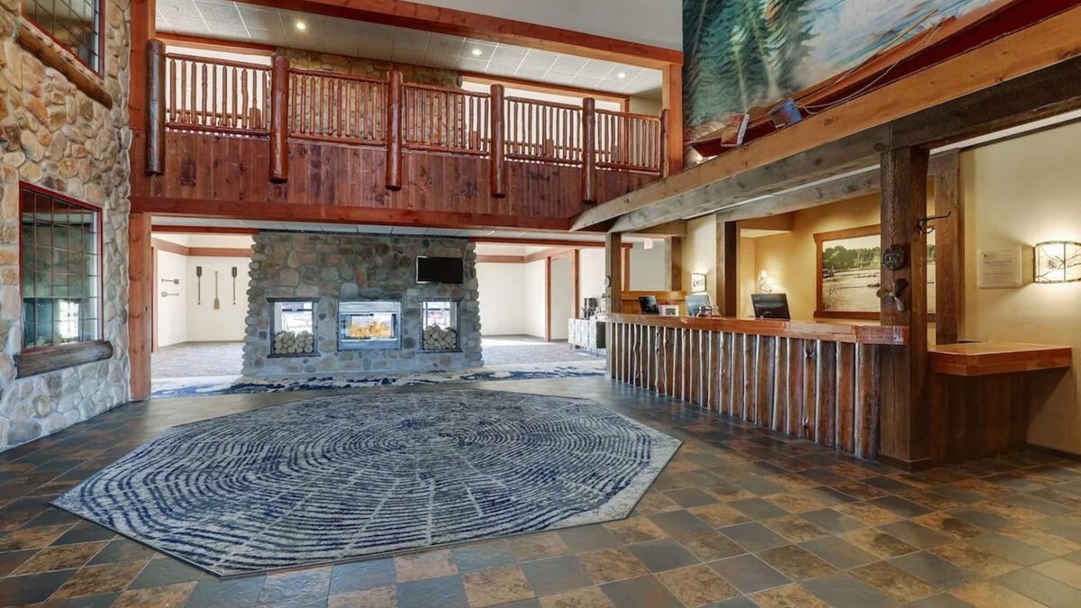 Moline Hotel | Stoney Creek Quad Cities, Expanded King w/Whirlpool | 3 Units