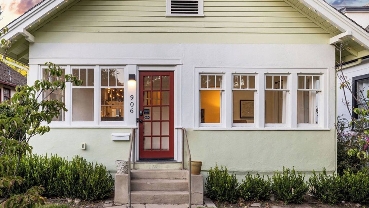 East End House | Stop Scrolling! Read our reviews. Stay here. Walk everywhere.