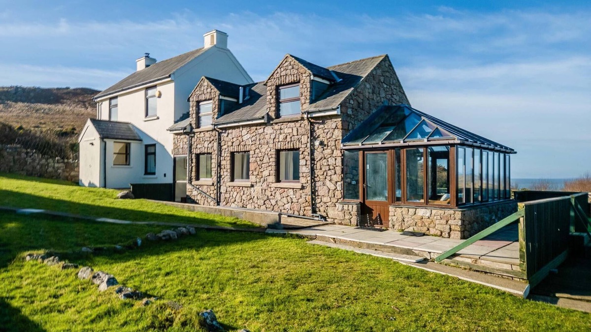 Llangennith House | Stormy Castle - 6 Bedroom Sleeps 14 - Llangennith