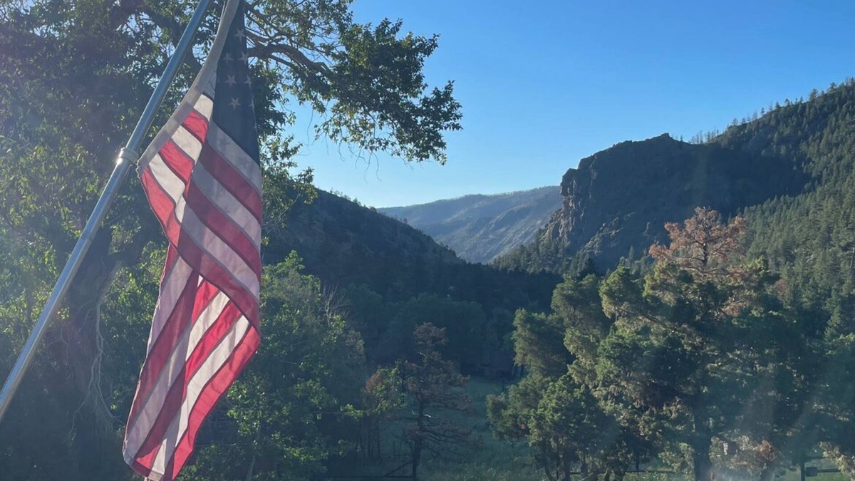 Bellvue Cabin | Storybook Cabin - Private Stream, Incredible Canyon View, Starlink Internet