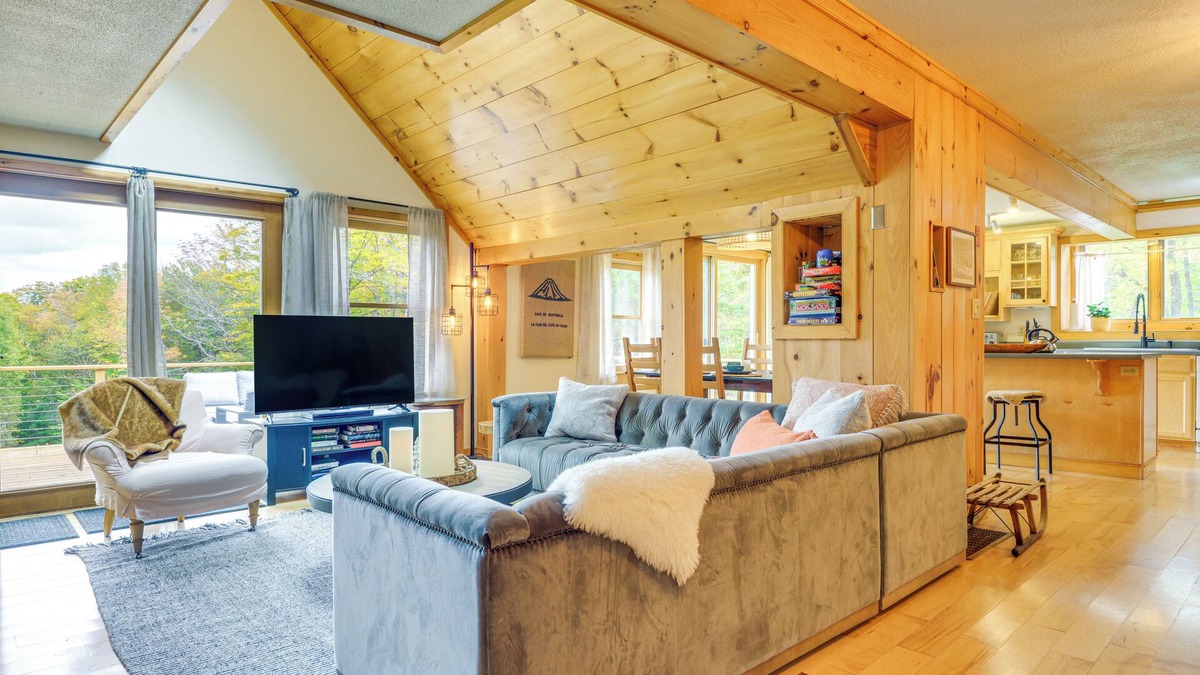 Stratton House | Storybook Stratton House: 3 Mi to Mount Snow!