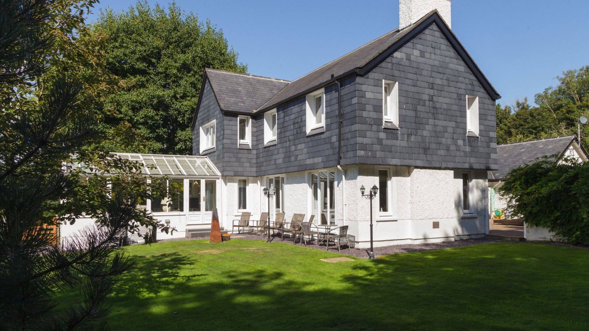 Douglas House | Stovell - a holiday cottage that sleeps 8 guests in 5 bedrooms