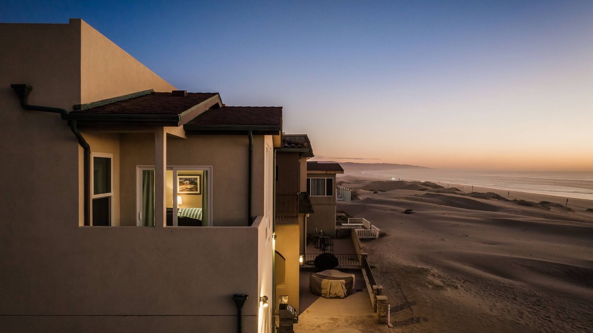 Oceano House | Strandcastle Beach House 2.0 - Oceanfront! - You're right on the sand! n