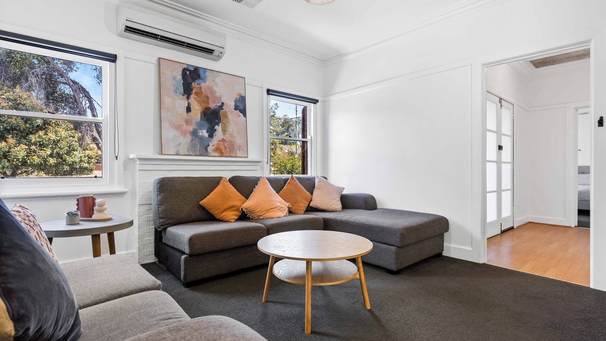 Strathdale House | Strathdale Stay - Cozy & Pet Friendly