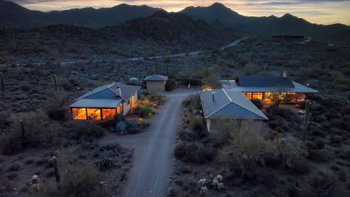 Tucson House | Straw bale eco-luxe house + guesthouse on 3+ acres 20 minutes to downtown Tucson