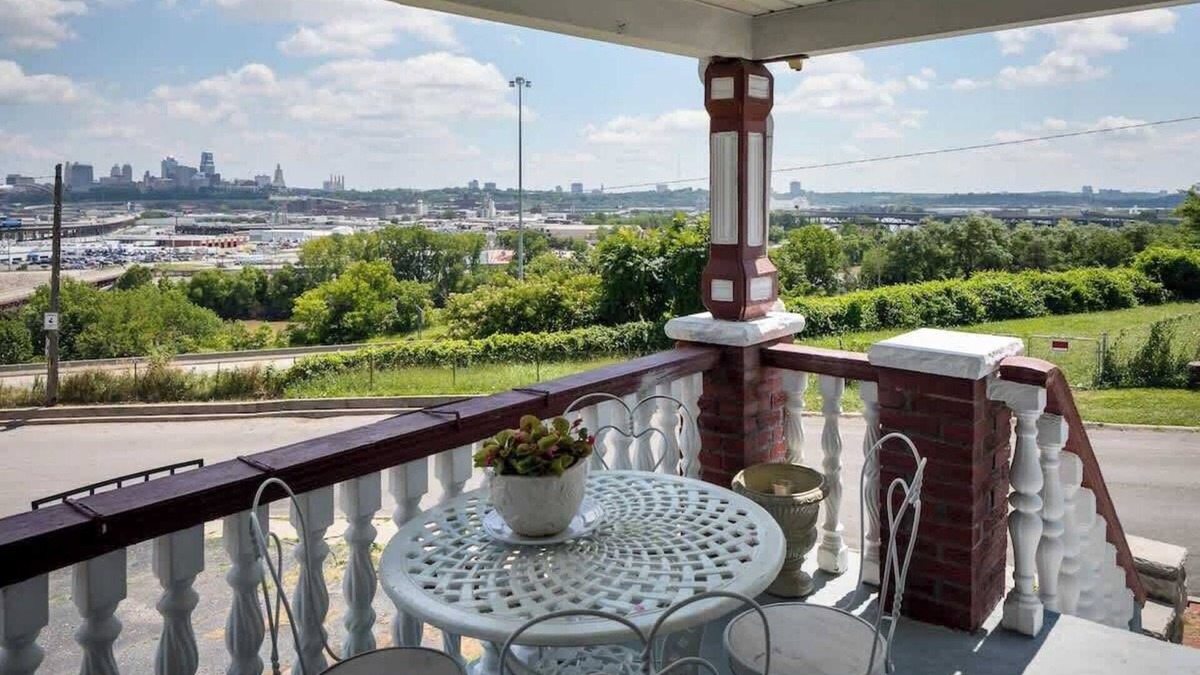 Kansas City House | Strawberry Hill Bungalow w/Incredible DT Views