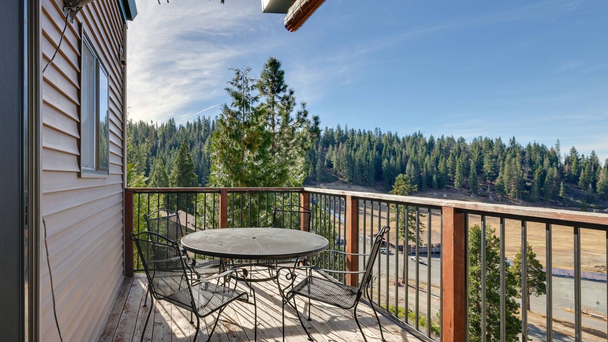 Pinecrest House | Strawberry Townhouse: Walk to Leland Snowplay!
