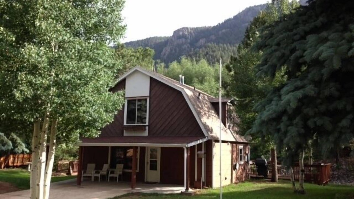 Cascade-Chipita Park House | Stream-side Mountain Home
