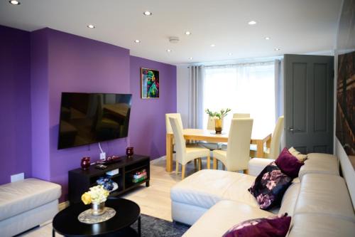Bramcote House | Strelley house 2 , Perfect for business trip & Families holiday or working proffesionals-5 min from M1 J25 , 500MB Wi-Fi , Netflix , Fully equiped kitchen , Asda supermarket 5 min walk , Free Secure parking with CCTV ,available monthly deals