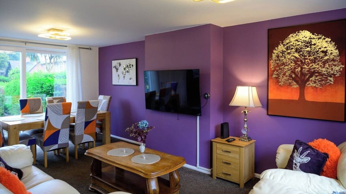 Bramcote House | Strelley House 4 - free parking, WiFi , Netflix, Family & Contractor friendly