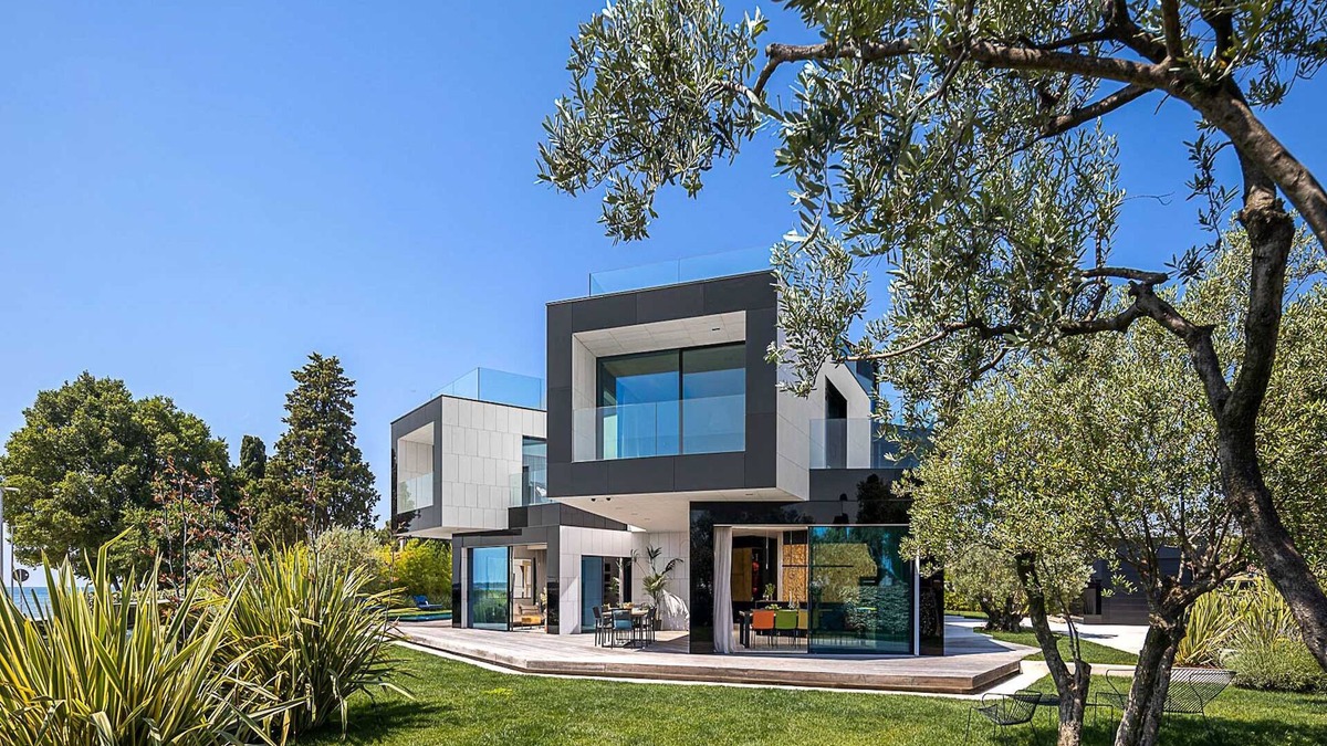 Fazana Villa | Striking Istria Villa | 5 Bedrooms | Villa Rojska | Beachfront Location | Sauna.