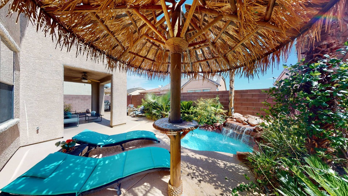 Summerlin South House | Strip view hot tub , BBQ back yard
