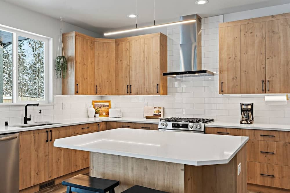 Mid-Hillside House | Strutz · Luxury Home minutes from Skiing with HOT TUB!