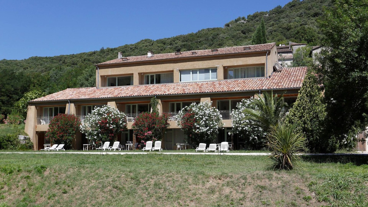 Vallon-Pont-d'Arc Apartment | STU au calme, Terrasse + Navettes à proximité