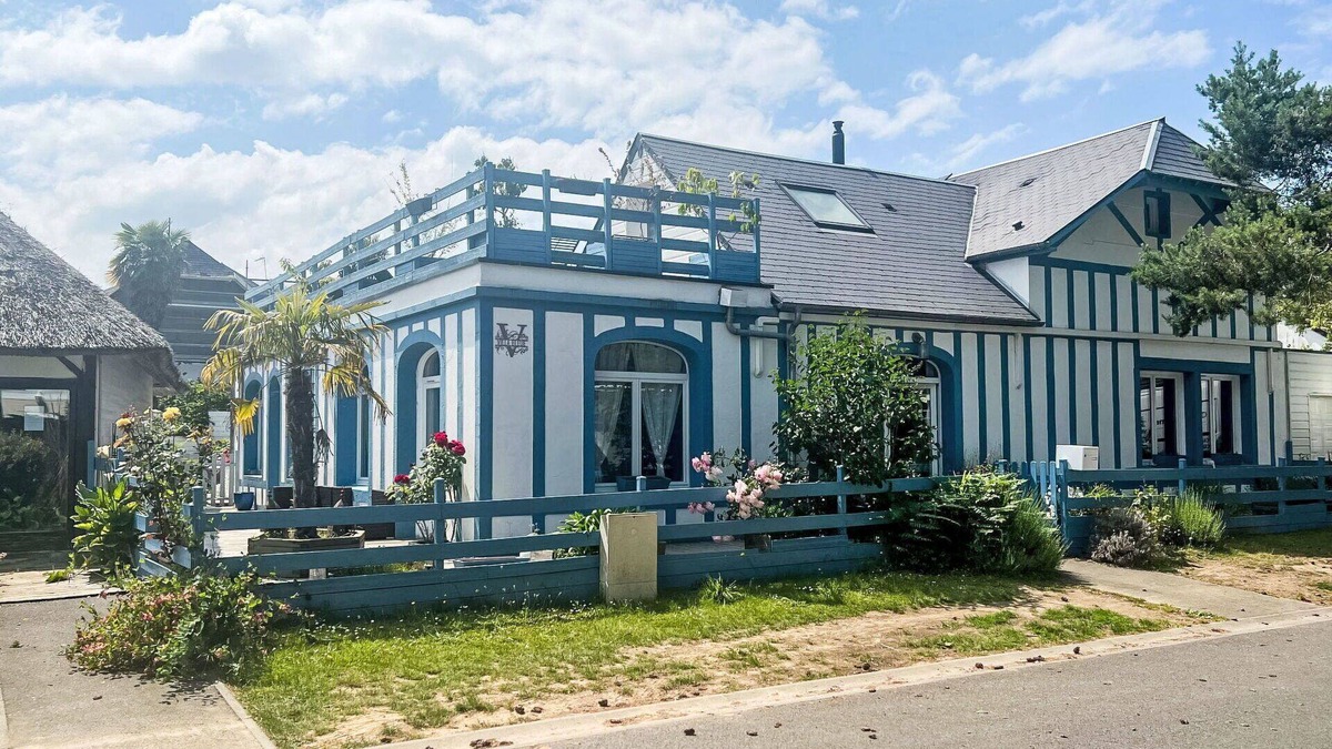 Merville-Franceville-Plage House | Stunning private villa for 10 guests with WIFI, TV, terrace and pets allowed