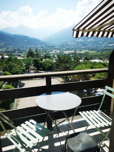 Embrun Apartment | Studio à 200 mètres la plage du Plan d'eau