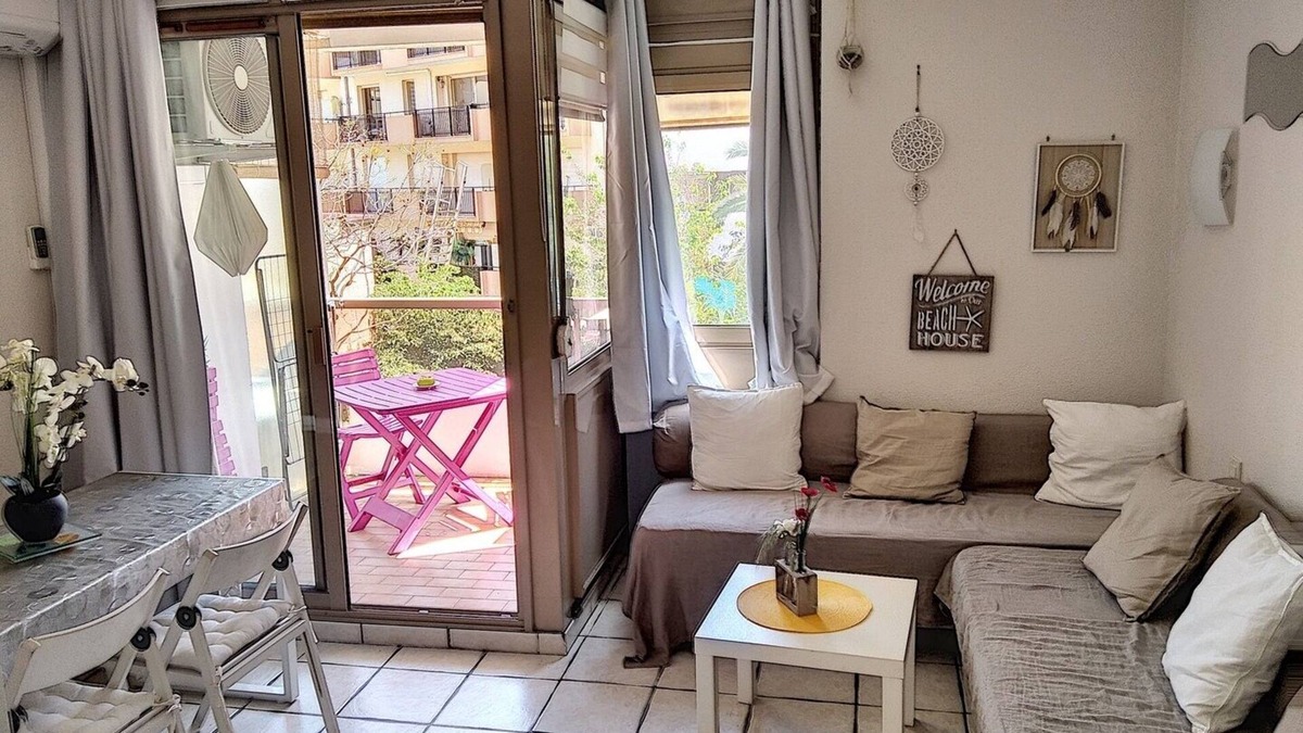 Juan-les-Pins Apartment | Studio 207 Bord de mer Résidence Graziella