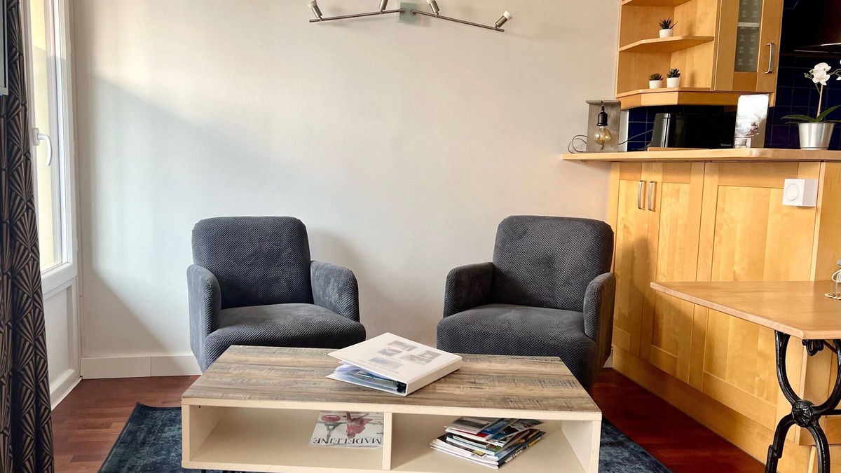 Aix-les-Bains City Center Apartment | Studio 3 *, in the heart of Aix, with balcony and free parking