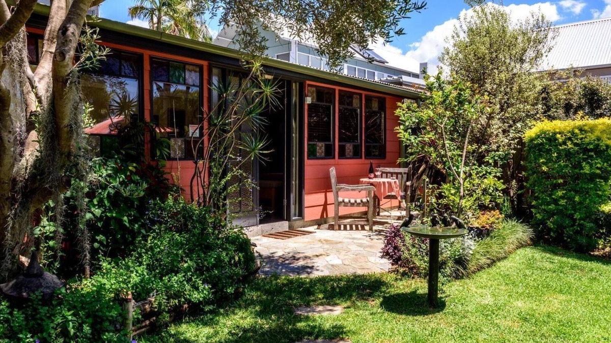 Balmain Cottage | Studio 44 B&B Balmain. A cottage in a garden.