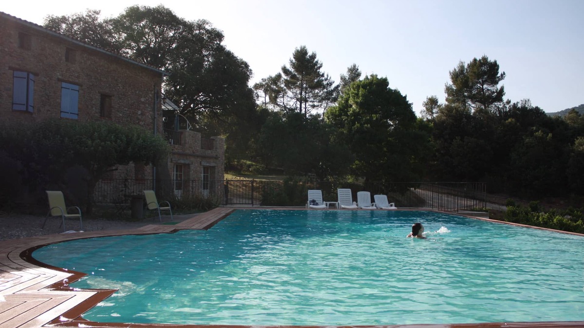 Signes Apartment | Studio 5 in a charming building, swimming pool in the middle of vineyards