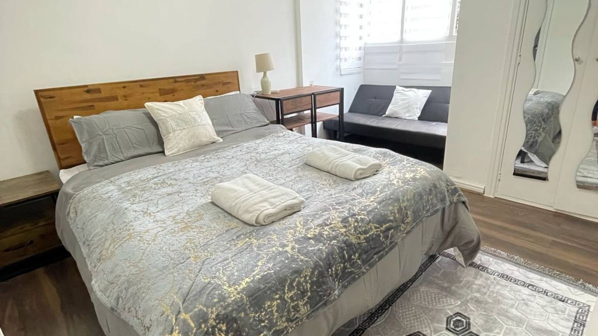 Kilburn Apartment | Studio A– Elegant Chic Retreat Near London Landmarks