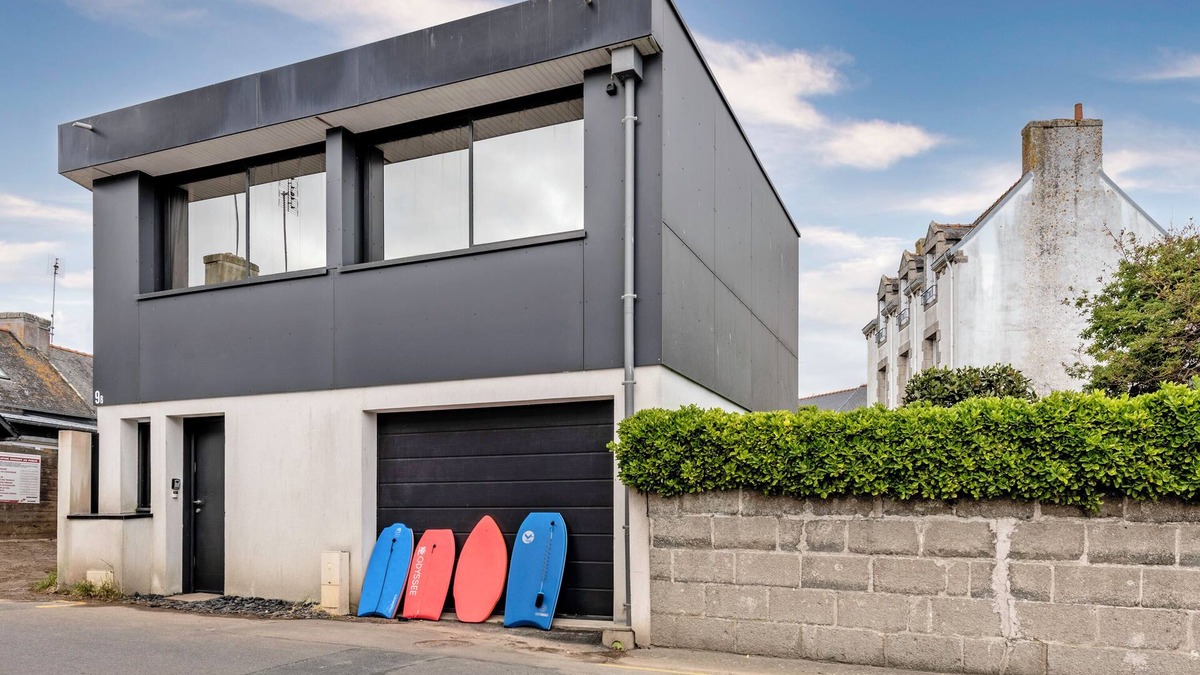 Plobannalec-Lesconil Apartment | Studio Apartment 'Vue Mer 15m De La Plage' with Sea View and Wi-Fi